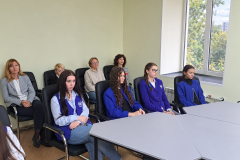 formalnaya-vstrecha-studentov-u-okna-s-zelenyu